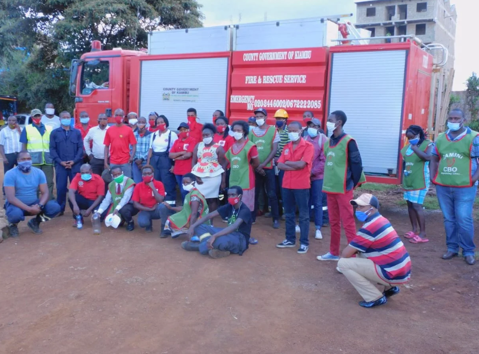 地域で衛生教育を行う救急隊員と井戸の風景