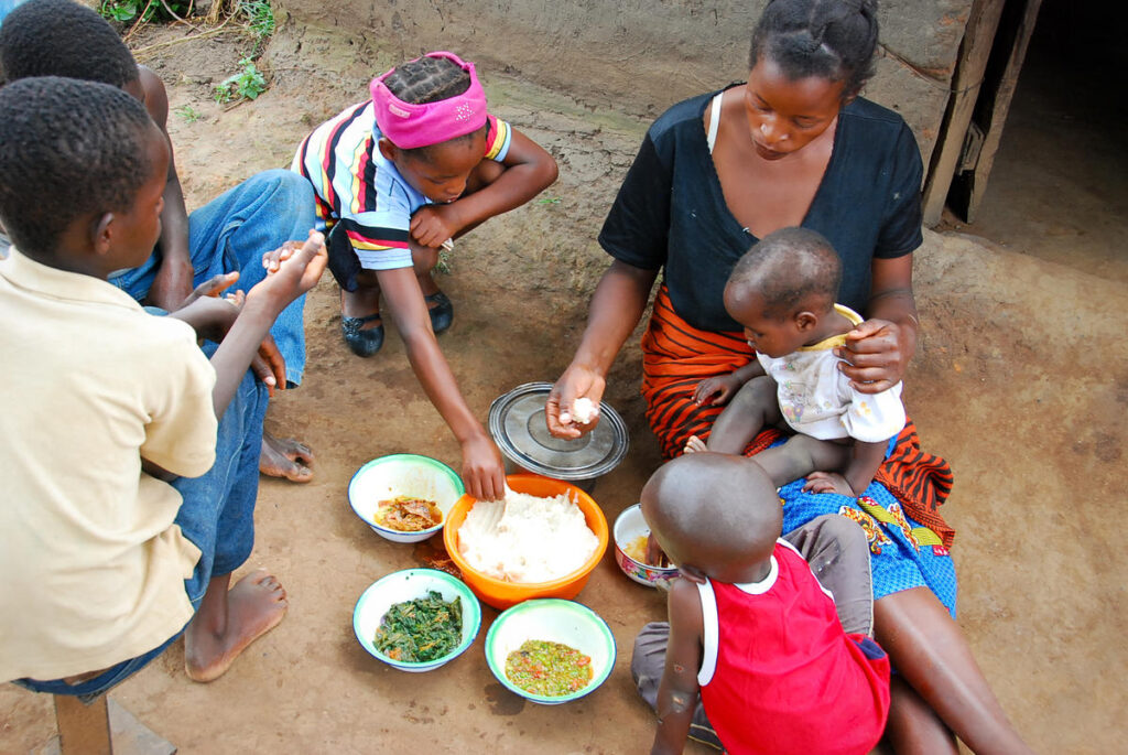 ザンビアで素手で食事をする伝統的な家庭の風景